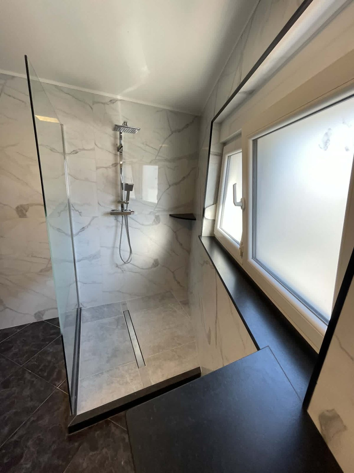 Douche en marbre blanc avec fenêtre