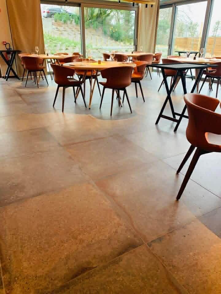 Salon avec cheminée et carrelage gris
