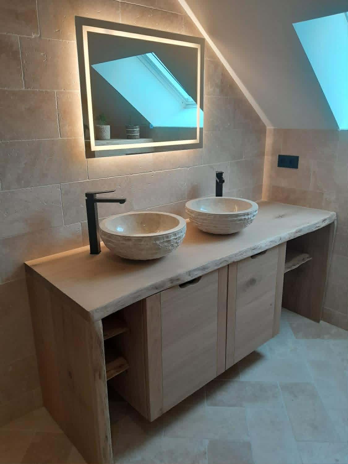 Vasques en pierre dans salle de bain sous toiture