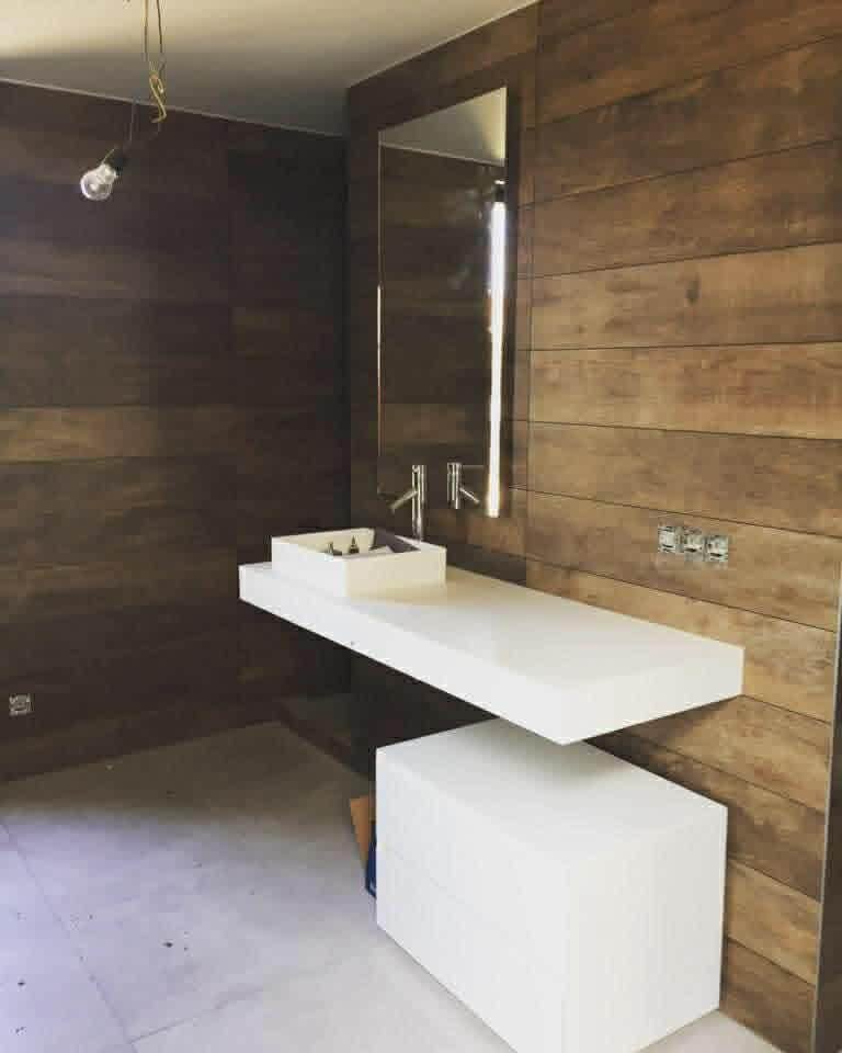 Vasque blanche sur fond bois sombre