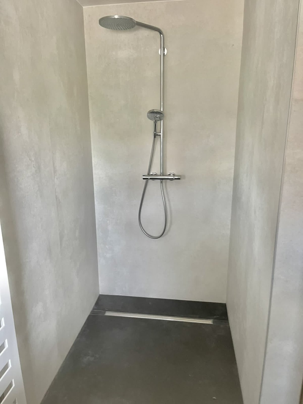 Douche en béton ciré gris