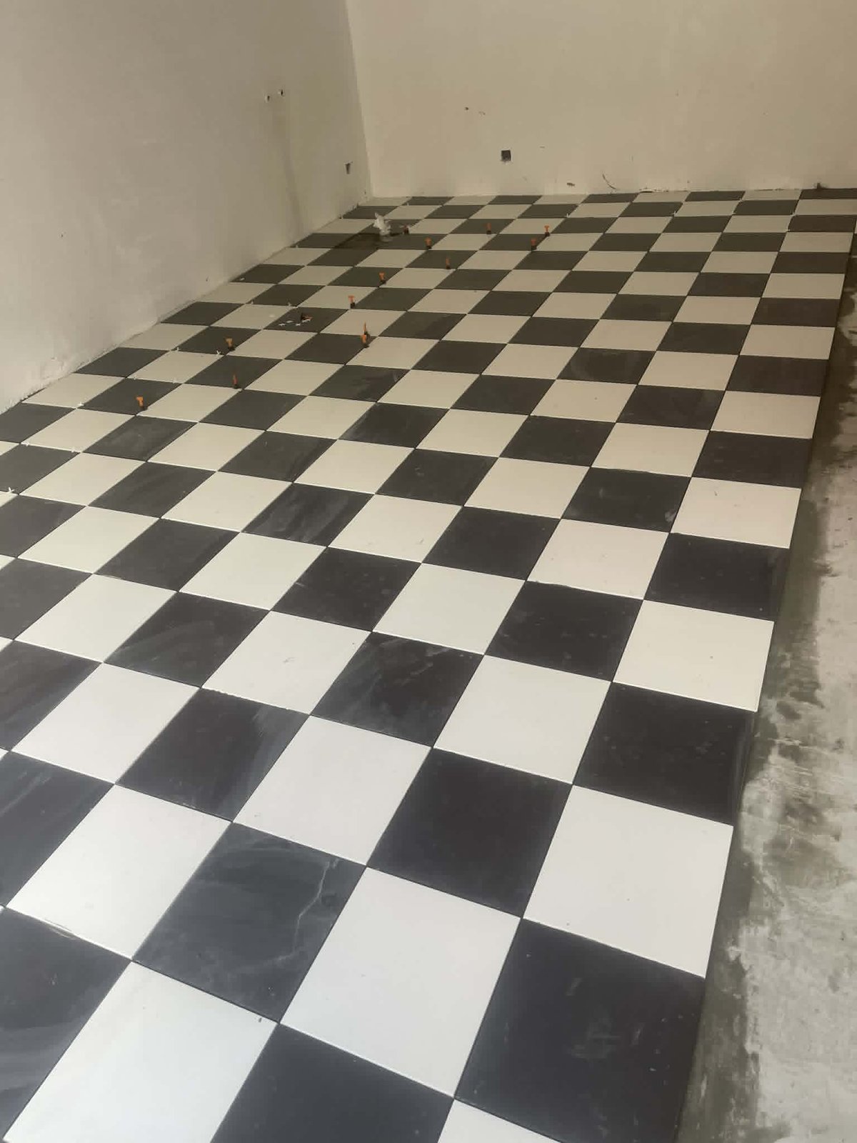 Pose de carrelage damier noir et blanc