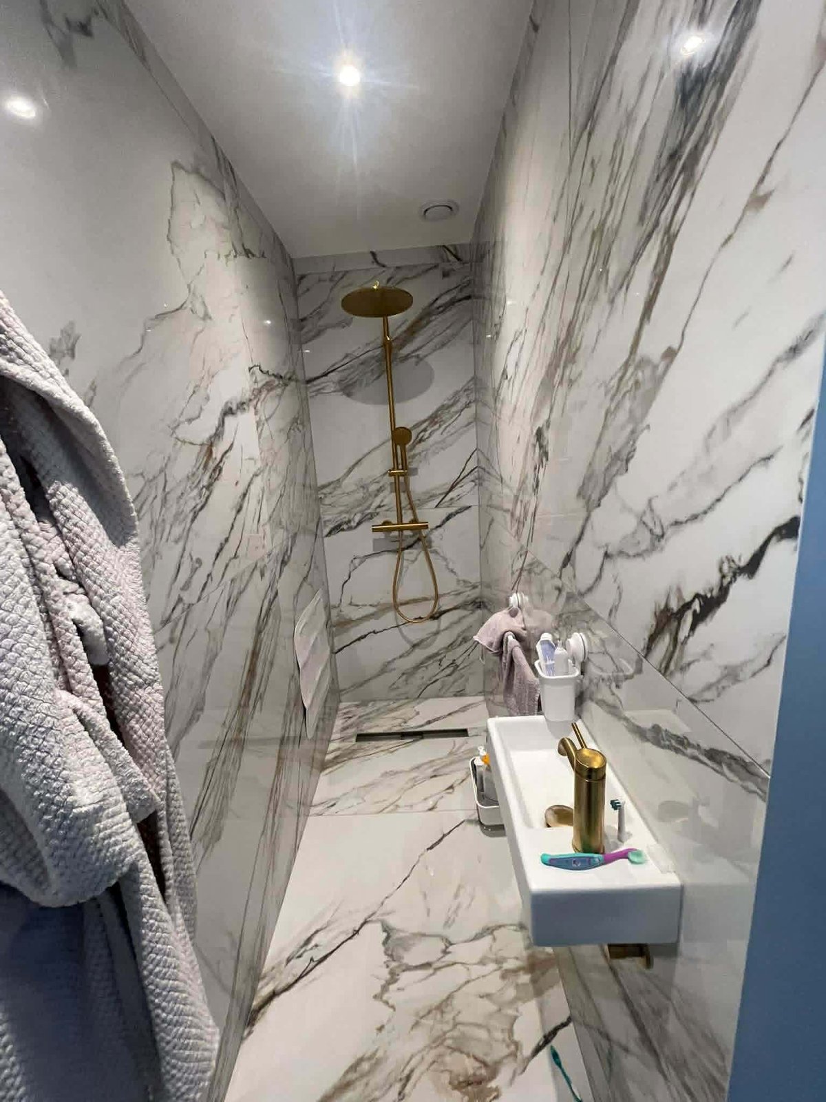Douche en marbre avec robinetterie dorée