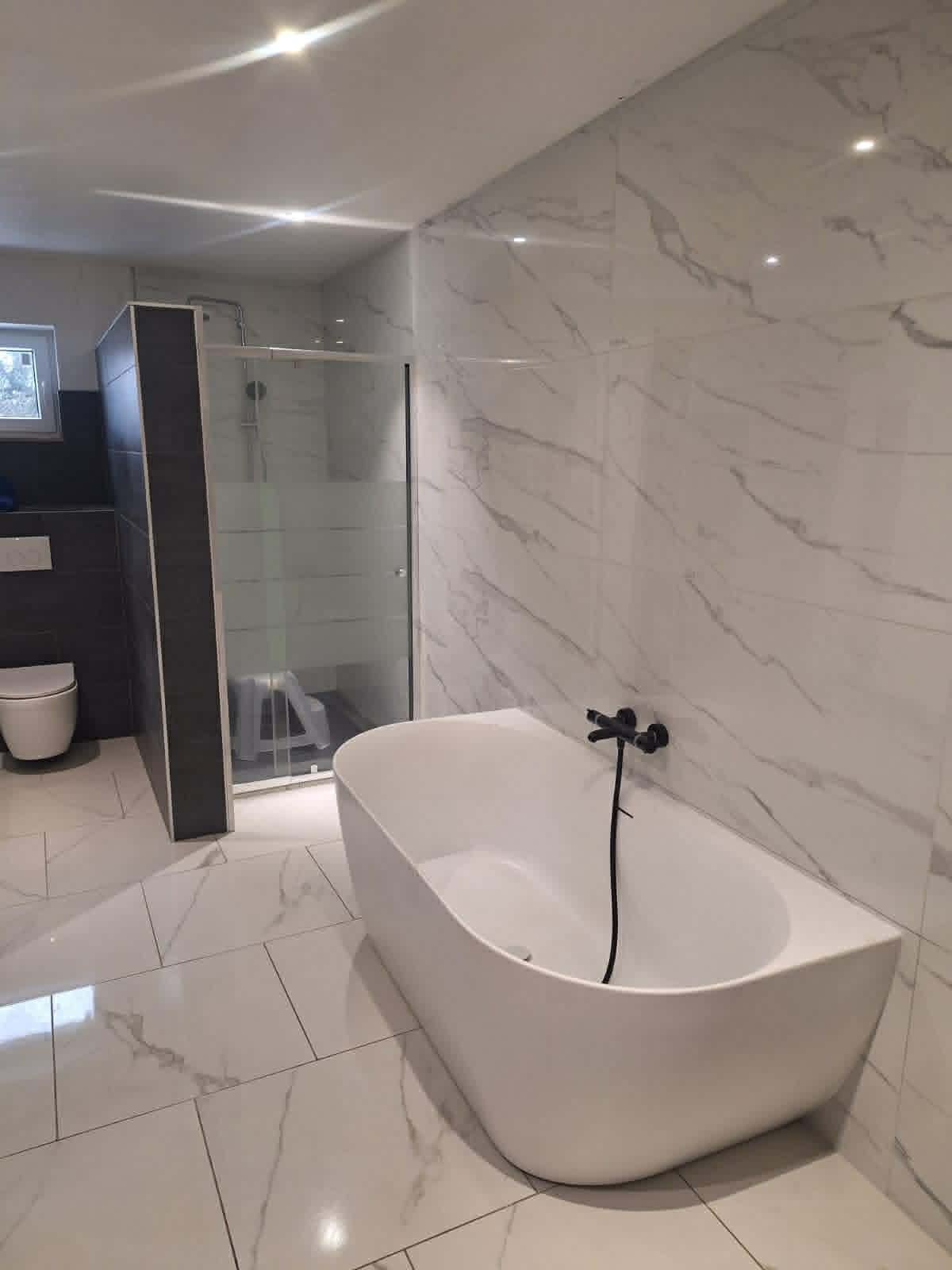 Salle de bain avec baignoire îlot noire