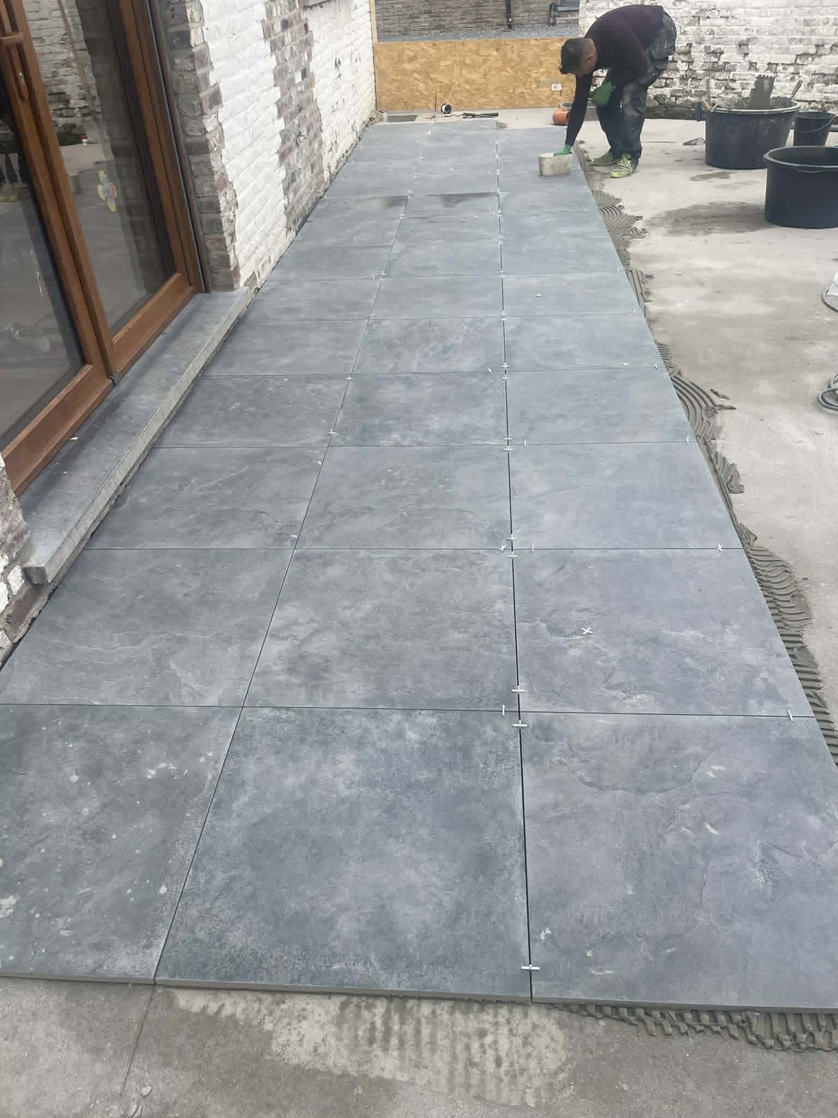 Pose de terrasse extérieure en cours