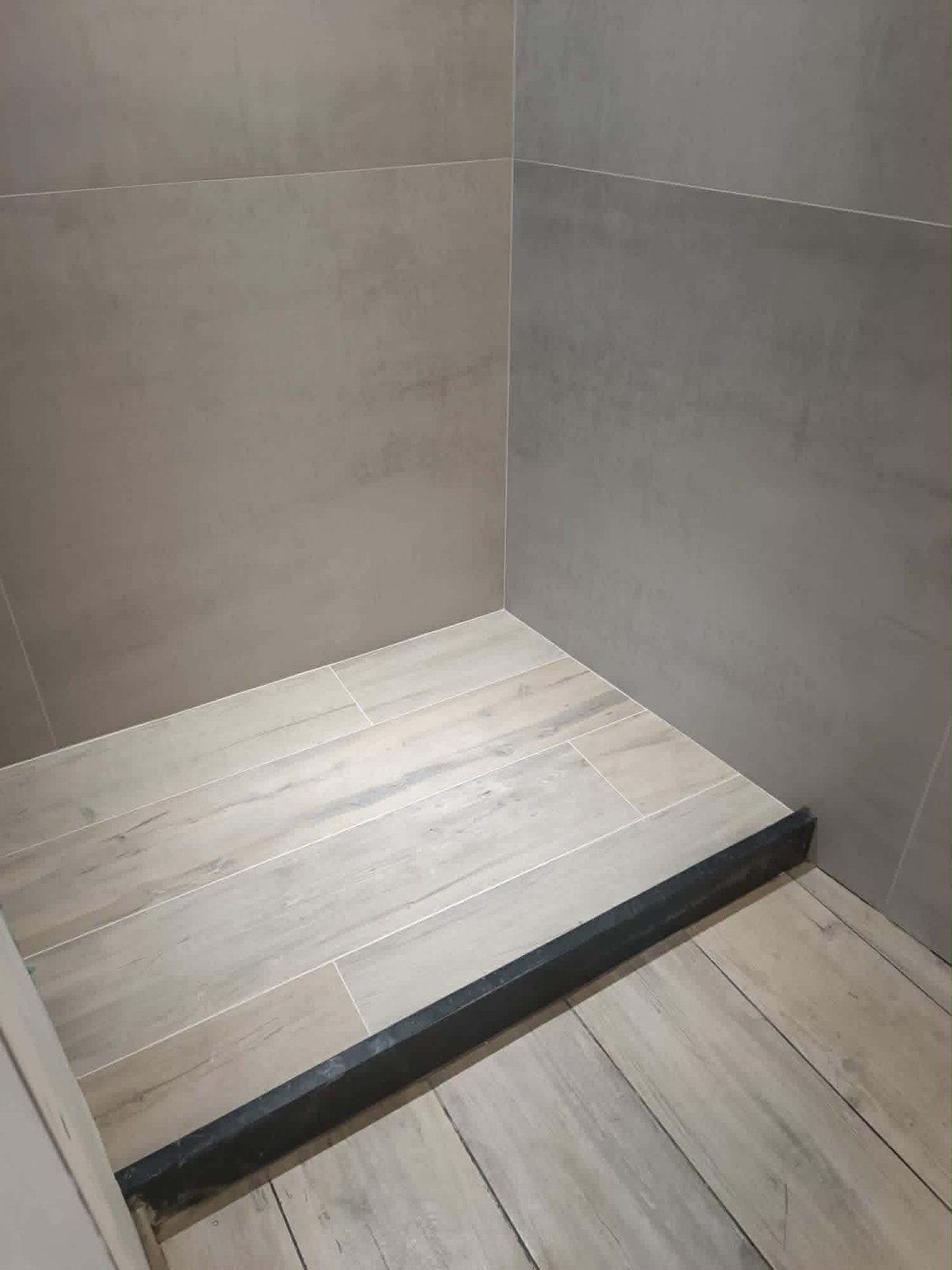 Douche en béton ciré, vue d'ensemble