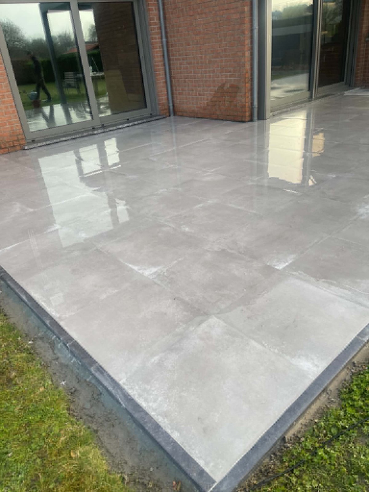Terrasse en dalles grises grand format