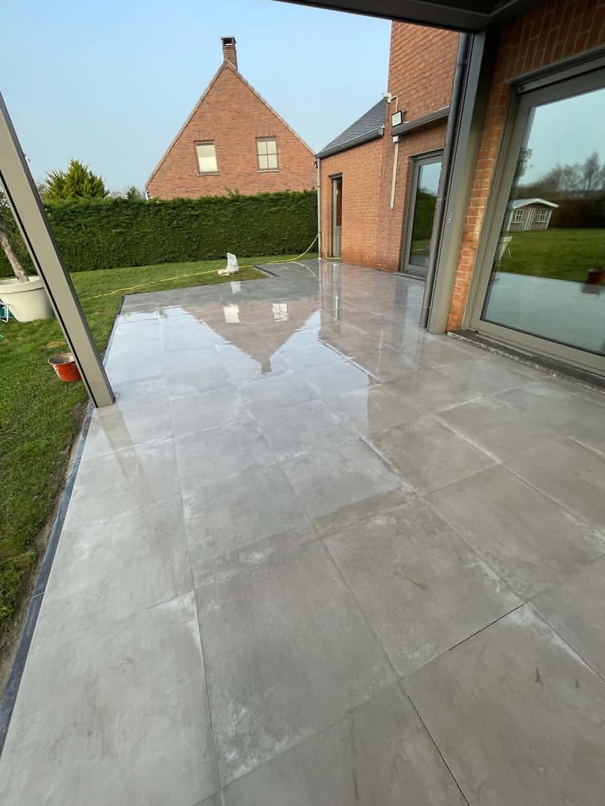 Terrasse extérieure avec vue sur jardin