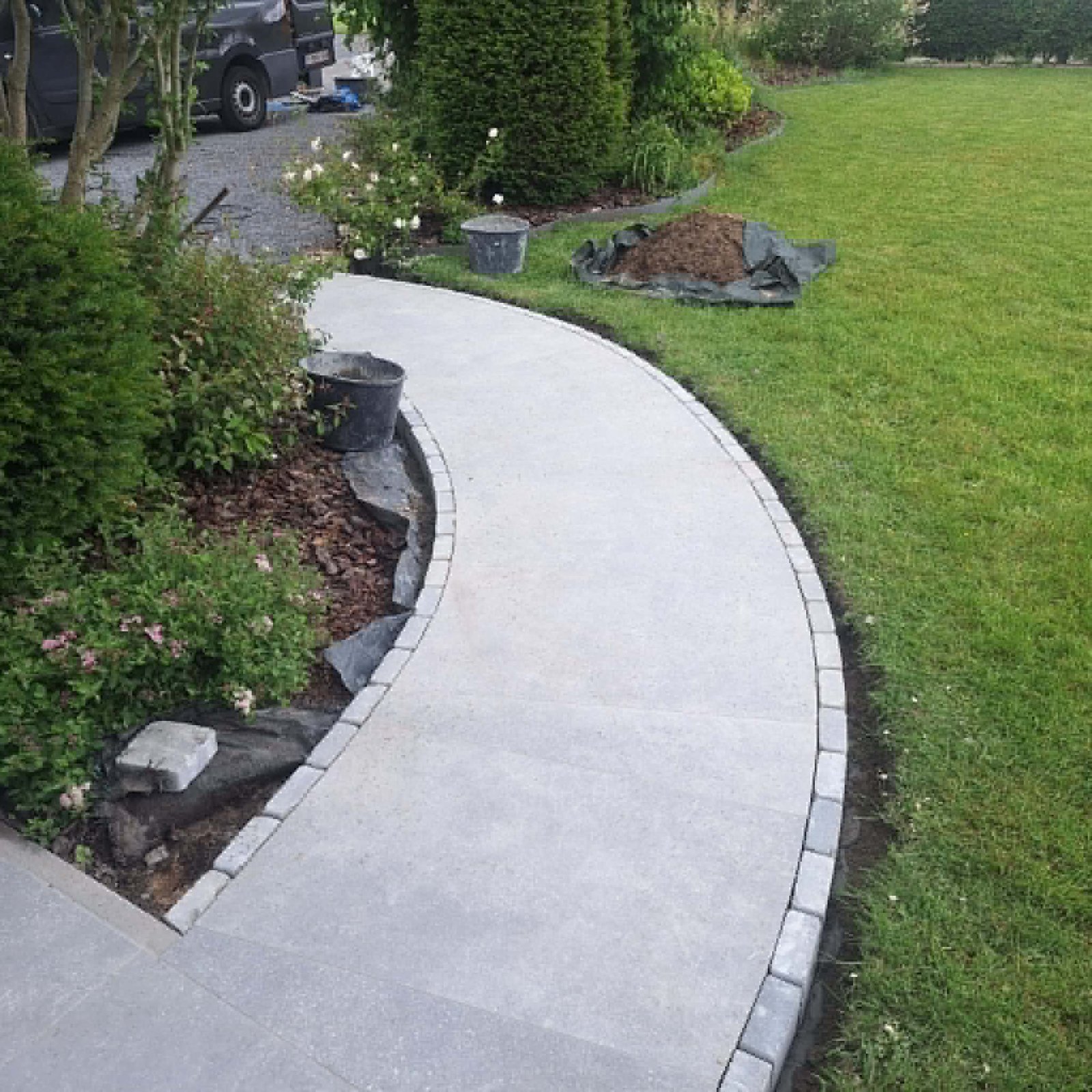 Chemin de jardin incurvé avec bordure pavée